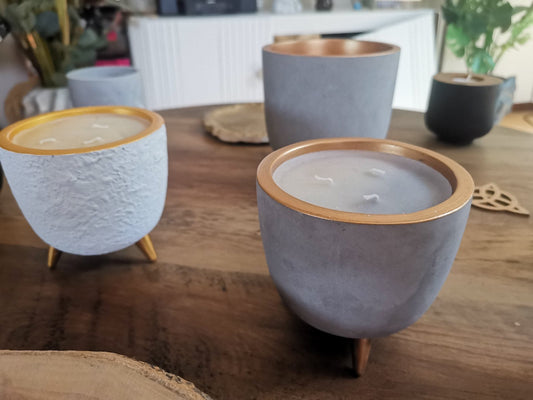 Bougie dans un pot en cuivre et béton