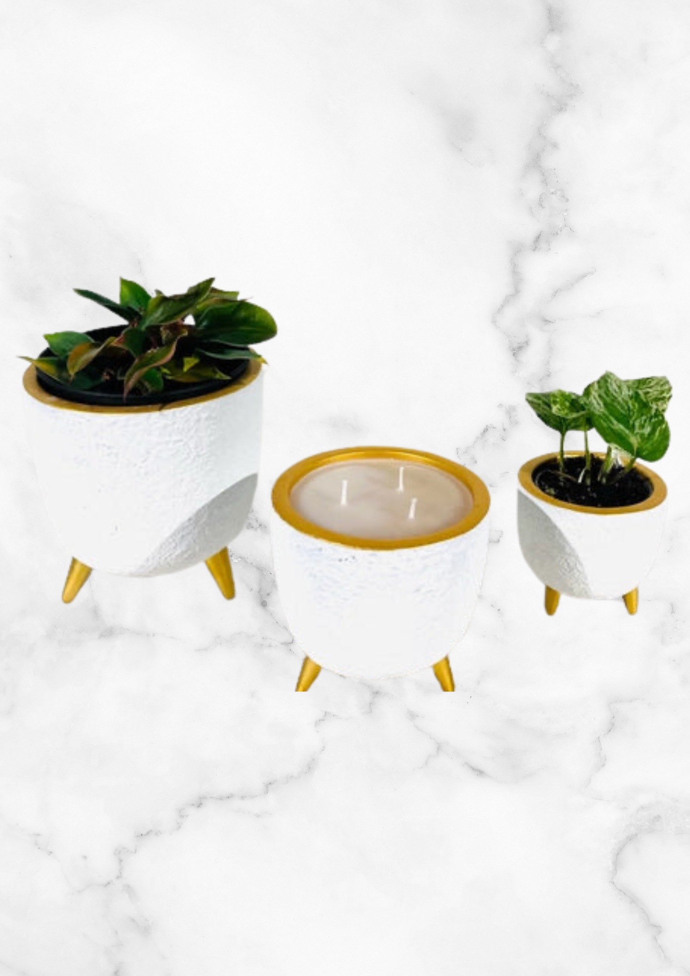 Bougie dans un pot blanc avec trois pieds dorés