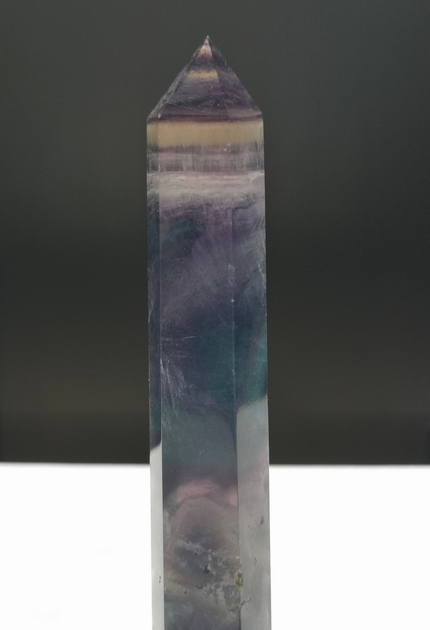 Grande pointe polie en fluorite arc-en-ciel 2