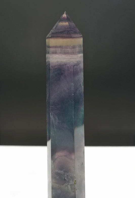Grande pointe polie en fluorite arc-en-ciel 2
