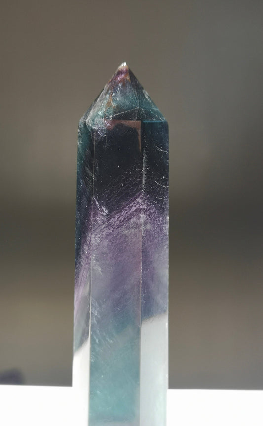 Grande pointe polie en fluorite arc-en-ciel
