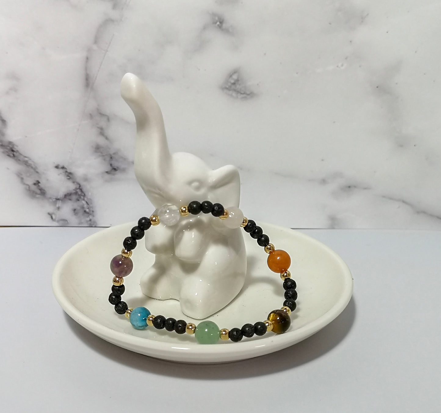 Bracelet en pierre de lave et sept autres pierres