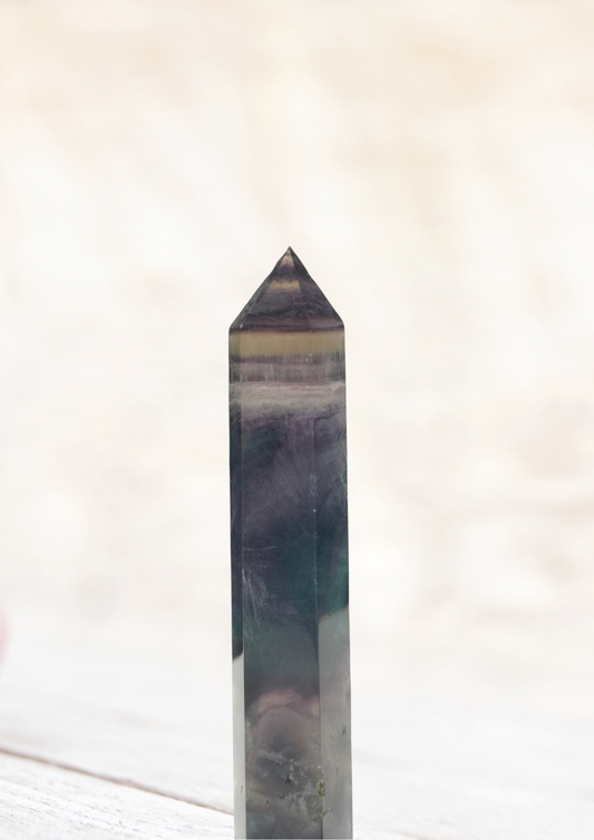 Grande pointe polie en fluorite arc-en-ciel 2