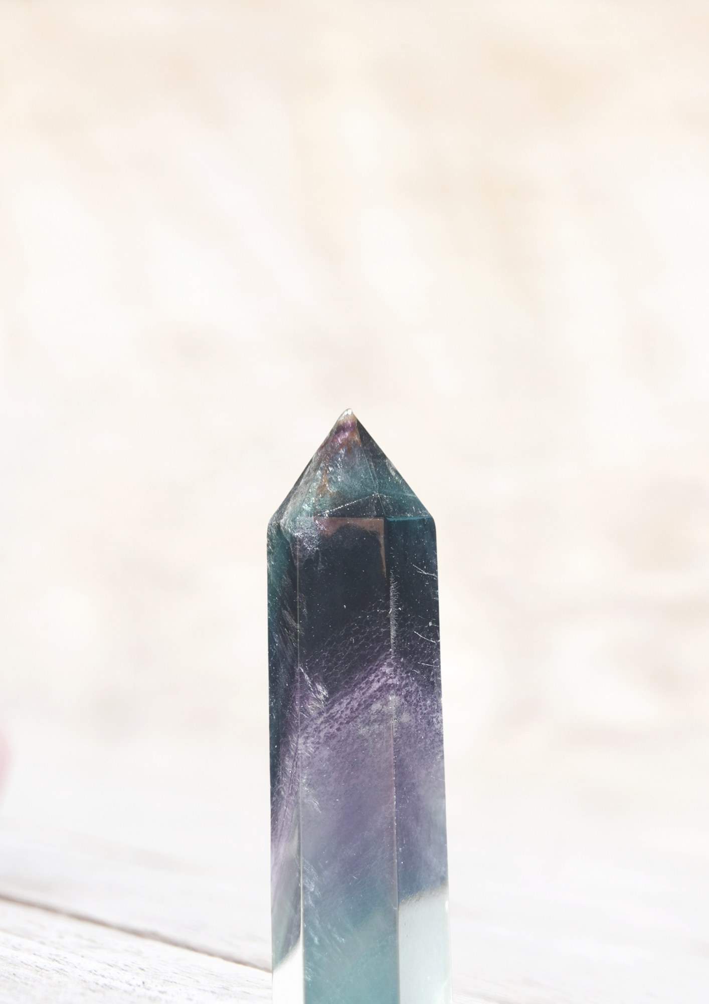 Grande pointe polie en fluorite arc-en-ciel