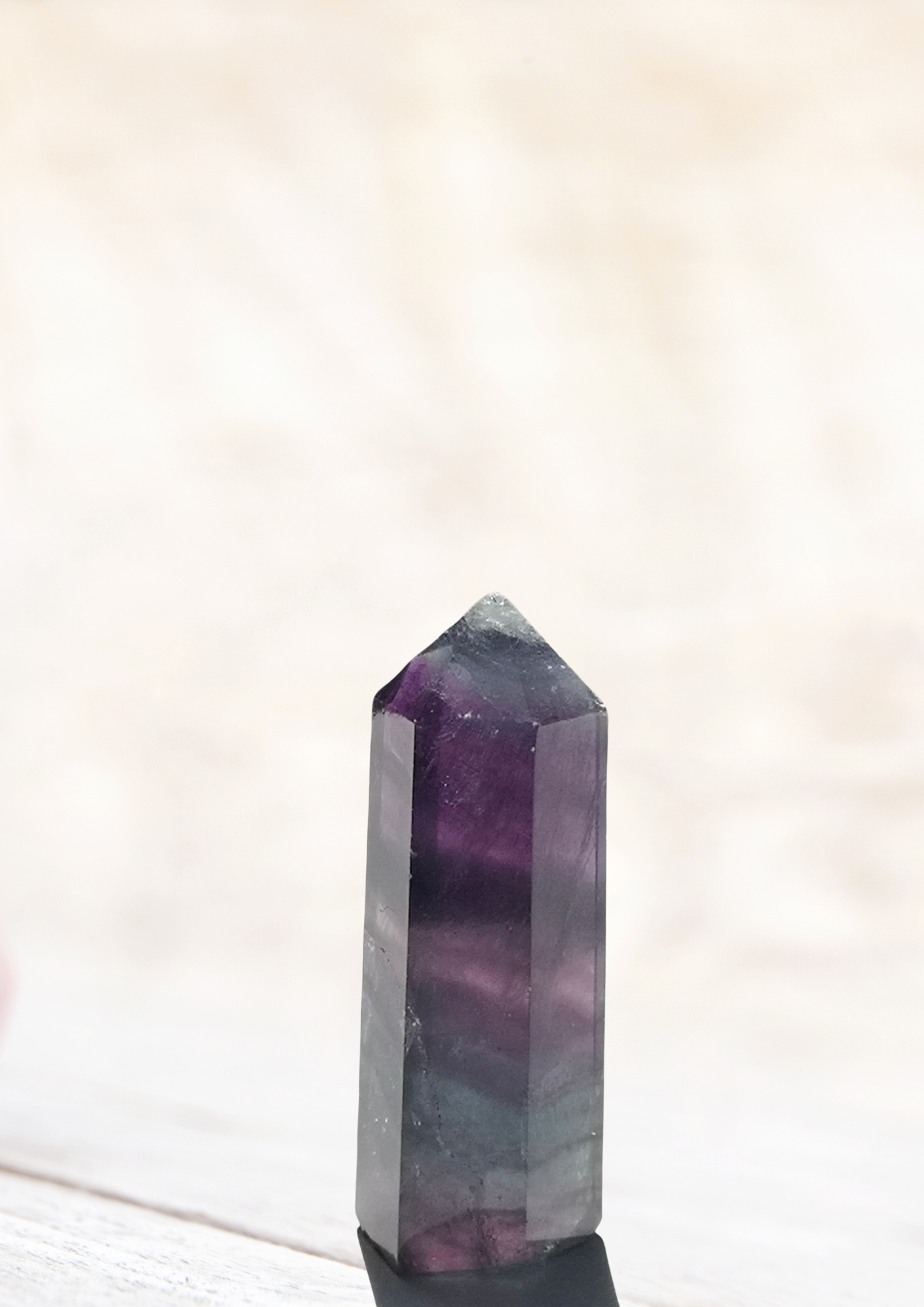 Petite pointe polie en fluorite arc-en-ciel
