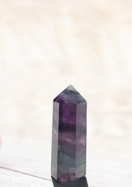 Petite pointe polie en fluorite arc-en-ciel