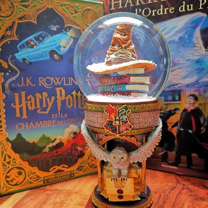 HARRY POTTER - Hogwarts College - Snow Globe 17cm