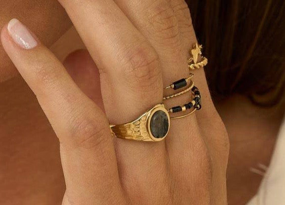 Bague Tommie - martelée avec pierre naturelle ovale