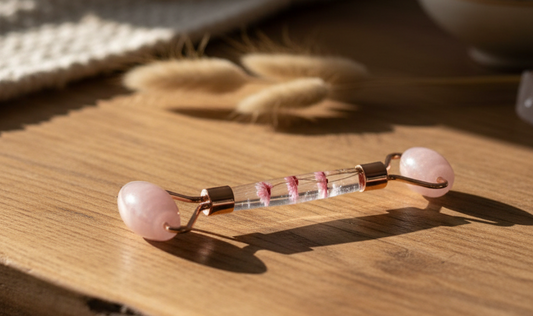 Rouleau de massage en Quartz rose et fleurs roses dans le manche