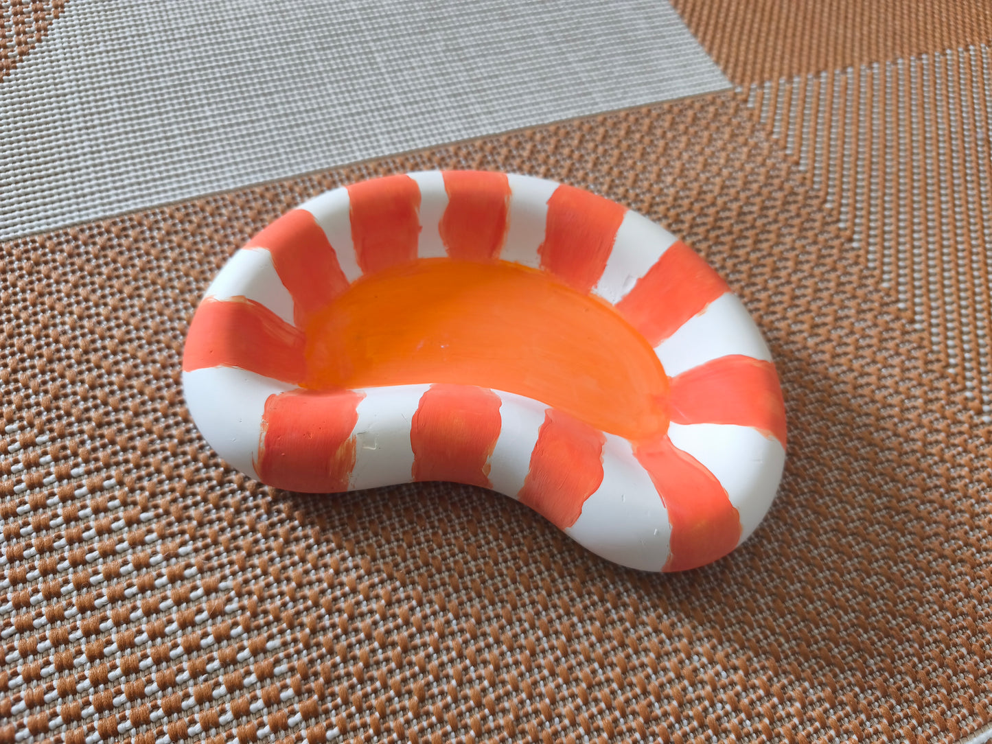 Vide-poches incurvé et coloré