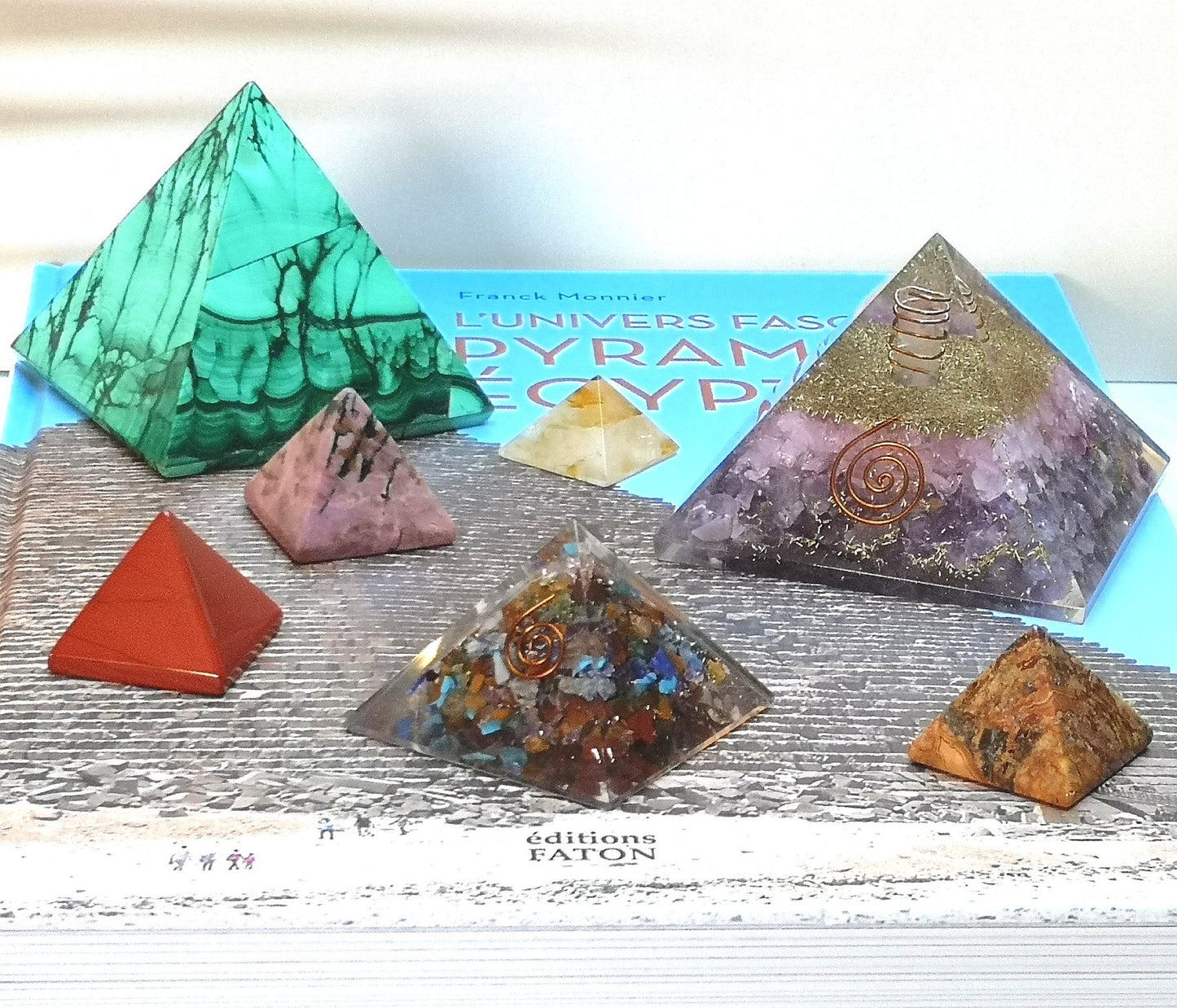 Orgonite Pyramide de quartz rose et améthyste