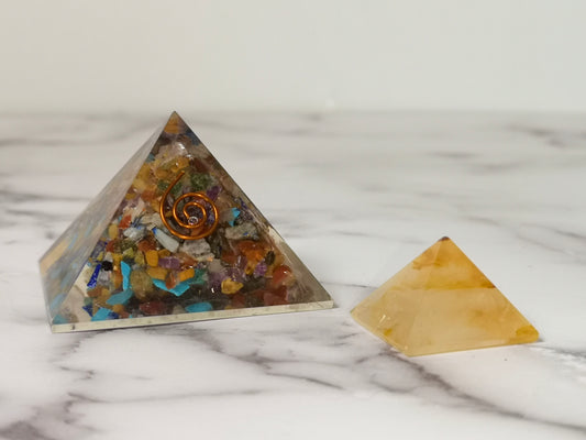 Orgonite Pyramide avec un mélange de minéraux