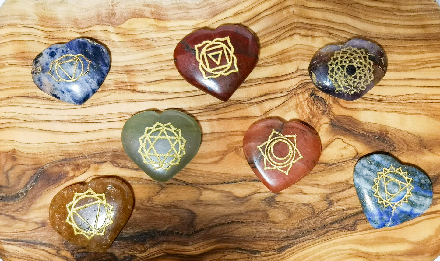 SET 7 Pierres aux symboles chakra en forme de coeur