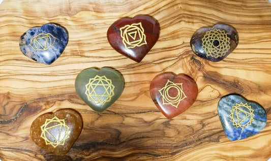 SET 7 Pierres aux symboles chakra en forme de coeur